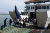 Sejumlah penumpang tujuan Pulau Sabang menaiki Kapal Roro KMP Aceh Hebat 2 di pelabuhan penyeberangan Ulee Lheue, Banda Aceh, Aceh, Sabtu (31/12/2022). Dinas perhubungan provinsi Aceh mencatat selama liburan Natal tahun 2022 dan menjelang Tahun Baru 2023  volume penumpang kapal ke  pulau Sabang rata rata  mencapai 1.700 orang per hari atau meningkat sekitar 70 persen dibanding pada hari biasa. ANTARA FOTO/Ampelsa.