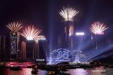 Kembang api menyemarakkan suasana malam pergantian tahun di Victoria Harbour, Hong Kong, China, Minggu (1/1/2023). ANTARA FOTO/REUTERS/Tyrone Siu/foc.