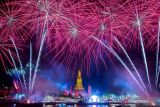 Kembang api menyemarakkan suasana malam pergantian tahun di Bangkok, Thailand, Minggu (1/1/2023). ANTARA FOTO/REUTERS/Athit Perawongmetha/foc.