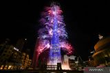 Kembang api menghiasi gedung Burj Khalifa saat malam pergantian tahun di Dubai, UEA, Minggu (1/1/2023). ANTARA FOTO/REUTERS/Satish Kumar/foc.