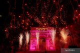 Kembang api menyemarakkan suasana malam pergantian tahun di Arc de Triomphe, Champs Elysees ,Paris, Prancis, Minggu (1/1/2023). ANTARA FOTO/REUTERS/Sarah Meyssonnier/foc.