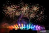 Kembang api menyemarakkan suasana malam pergantian tahun di London, Inggris, Minggu (1/1/2023). ANTARA FOTO/REUTERS/Maja Smiejkowska/foc.