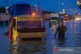 BANJIR MERENDAM JALUR PANTURA SEMARANG