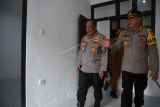 Kapolda Jawa Barat Irjen Pol Suntana (kiri) bersama Kapolresta Bogor Kota Kombes Pol Susatyo Purnomo Condro (kanan) meninjau peresmian unit Rumah Susun Polri Polresta Bogor Kota Jenderal Polisi Mochammad Sanoesi, Kelurahan Pasirkuda, Kota Bogor, Jawa Barat, Senin (2/1/2023). Rumah Susun Polri Polresta Bogor Kota itu merupakan hibah dari Kementerian Pertanian dan berdiri di lahan seluas 8.686 meter persegi dengan tiga lantai dan 72 unit tempat tinggal yang layak bagi anggota aktif Polri. ANTARA FOTO/Arif Firmansyah/foc.
