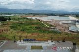 Foto udara suasana Bendungan Sadawarna di Desa Tanjung, Kecamatan Surian, Kabupaten Sumedang, Jawa Barat, Selasa (3/1/2023). Bendungan dengan kapasitas 70 juta meter kubik air yang memiliki luas genangan sekitar 680 hektare tersebut memiliki fungsi utama untuk mengairi sekitar 4.280 hektare sawah di Kabupaten Subang, dan Kabupaten Indramayu serta sebagai salah satu pengendali banjir yang kerap kali terjadi di kawasan Kabupaten Subang. ANTARA FOTO/Raisan Al Farisi/agr
