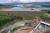 Foto udara suasana Bendungan Sadawarna di Desa Tanjung, Kecamatan Surian, Kabupaten Sumedang, Jawa Barat, Selasa (3/1/2023). Bendungan dengan kapasitas 70 juta meter kubik air yang memiliki luas genangan sekitar 680 hektare tersebut memiliki fungsi utama untuk mengairi sekitar 4.280 hektare sawah di Kabupaten Subang, dan Kabupaten Indramayu serta sebagai salah satu pengendali banjir yang kerap kali terjadi di kawasan Kabupaten Subang. ANTARA FOTO/Raisan Al Farisi/agr
