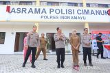 Kapolda Jawa Barat Irjen Pol Suntana (tengah) bersama Kapolres Indramayu AKBP Lukman Syarif (kiri) dan Kapolres Cirebon kota AKBP Fahri Siregar (kanan) dan Bupati Indramayu Nina Agustina (dua kanan) meninjau salah satu unit asrama polisi di Indramayu, Jawa Barat, Selasa (3/1/2023). Asrama Polisi Polres Indramayu itu berdiri di lahan hibah dari Pemda Indramayu dengan dua lantai dan 30 unit tempat tinggal untuk anggota aktif Polri. ANTARA FOTO/Dedhez Anggara/agr
