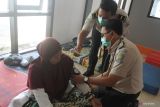 Petugas kesehatan pelabuhan memeriksa kesehatan calon penumpang kapal feri yang tidak bisa berlayar dan menginap di Pelabuhan Jangkar, Situbondo, Jawa Timur, Selasa (3/1/2023). Kantor Kesehatan Pelabuhan Kelas II Probolinggo memberikan layanan pemeriksaan kesehatan gratis untuk 35 orang calon penumpang kapal feri tujuan Pulau Raas dan Pulau Kangean, Sumenep, Madura akibat cuaca buruk dan aktivitas penyeberangan ditutup. Antara Jatim/Seno/Ds