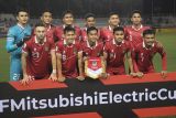 Pesepak bola Timnas Indonesia berfoto bersama sebelum menghadapi Timnas Filipina dalam laga lanjutan Grup A Piala AFF 2022 di Rizal Memorial Stadium, Manila, Filipina, Senin (2/1/2023). Indonesia berhasil menang 2-1 atas Filipina, sekaligus memastikan langkah ke babak semi final. ANTARA FOTO/Akbar Nugroho Gumay/wsj.