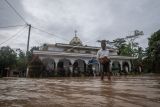 Warga berjalan menerobos banjir di Picung, Pandeglang, Banten, Selasa (3/1/2023). Banjir yang terjadi karena hujan lebat dan meluapnya Sungai Cimoyan, Sungai Cikaret, dan Sungai Cilemer menyebabkan banjir di empat kecamatan di Kabupaten Pandeglang dengan ketinggian air antara 70-150 centimeter. ANTARA FOTO/Muhammad Bagus Khiorunas/foc.