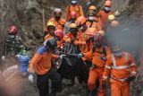 Tim SAR gabungan membawa kantong jenazah korban longsor pembangunan talud proyek perumahan di Candi Gebang, Wedomartani, Ngemplak, Sleman, DI Yogyakarta, Selasa (3/1/2023). Longsor proyek perumahan tersebut mengakibatkan empat pekerja tertimbun, dua korban selamat dan dua korban meninggal dunia. ANTARA FOTO/Hendra Nurdiyansyah/hp.