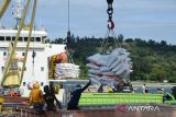 Buruh pelabuhan menurunkan beras impor asal Vietnam  di Pelabuhan Malahayati, Kabupaten Aceh Besar, Aceh, Kamis (5/1/2023).  Perum Bulog mengimpor sebanyak 500.000  ton beras asal Vietnam yang masuk secara bertahap sampai  Februari 2023 dan  sebanyak 200.000 ton di antaranya sudah tiba akhir tahun 2022 untuk pemenuhan stok cadangan beras Pemerintah (CBP). ANTARA FOTO/Ampelsa.