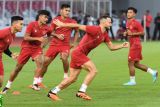 Sejumlah pemain Timnas Indonesia berlatih menjelang laga semifinal Piala AFF 2022 di Stadion Utama Gelora Bung Karno, Jakarta, Kamis (5/1/2023). Partai semifinal Piala AFF akan mempertemukan Timnas Indonesia melawan Timnas Vietnam. ANTARA FOTO/Akbar Nugroho Gumay/nym.