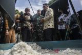 Gubernur Jawa Barat Ridwan Kamil (ketiga kanan) bersama Pangdam III Siliwangi Mayjen TNI Kunto Arief Wibowo (tengah ) meninjau mesin pengolah sampah saat peluncuran di Lembang, Kabupaten Bandung Barat, Jawa Barat, Kamis (5/1/2023). Kodam III Siliwangi bersama pemerintah Provinsi Jawa Barat meluncurkan sejumlah inovasi teknologi mesin pengolah sampah organik, mesin pencacah sampah plastik, serta mesin pengolah sampah menjadi briket yang ramah lingkungan untuk mengurangi sampah di Jawa Barat yang mencapai 27 ribu ton perhari. ANTARA FOTO/Novrian Arbi/agr
