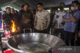 Gubernur Jawa Barat Ridwan Kamil (tengah) meninjau mesin pembakar biomassa saat peluncuran di Lembang, Kabupaten Bandung Barat, Jawa Barat, Kamis (5/1/2023). Kodam III Siliwangi bersama pemerintah Provinsi Jawa Barat meluncurkan sejumlah inovasi teknologi mesin pengolah sampah organik, mesin pencacah sampah plastik, serta mesin pengolah sampah menjadi briket yang ramah lingkungan untuk mengurangi sampah di Jawa Barat yang mencapai 27 ribu ton perhari. ANTARA FOTO/Novrian Arbi/agr
