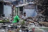 Warga berada di tengah proyek pembangunan jalan layang Ciroyom di Andir, Bandung, Jawa Barat, Kamis (5/1/2023). Balai Teknik Perkeretaapian Kelas I Wilayah Jawa Barat bersama Pemerintah Kota Bandung membangun jalan layang serta jembatan penyeberangan orang di Ciroyom guna mengatasi lonjakan kendaraan saat Kereta Cepat Jakarta Bandung beroperasi serta mengurangi kemacetan di kawasan tersebut. ANTARA FOTO/Raisan Al Farisi/agr