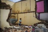 Warga mengambil puing dari tempat tinggalnya yang terdampak proyek pembangunan jalan layang Ciroyom di Andir, Bandung, Jawa Barat, Kamis (5/1/2023). Balai Teknik Perkeretaapian Kelas I Wilayah Jawa Barat bersama Pemerintah Kota Bandung membangun jalan layang serta jembatan penyeberangan orang di Ciroyom guna mengatasi lonjakan kendaraan saat Kereta Cepat Jakarta Bandung beroperasi serta mengurangi kemacetan di kawasan tersebut. ANTARA FOTO/Raisan Al Farisi/agr