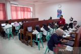 Petugas KPU Kota Blitar mengawasi peserta tes dengan alat bantu komputer saat pelaksanaan seleksi CAT (Computer Assisted Test) Panitia Pemungutan Suara (PPS) Pemilu 2024 di SMPN 3 Kota Blitar, Jawa Timur, Jumat (6/1/2023). Seleksi yang dilaksanakan serentak di 17 Kabupaten/Kota di Jawa Timur tersebut, guna memenuhi kebutuhan PPS pada pelaksanaan Pemilu 2024 mendatang. ANTARA Jatim/Irfan Anshori/zk 