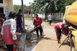 Sisa banjir di Perumahan Dinar Mas dibersihkan