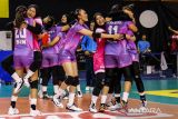 Pebola voli putri Jakarta BIN  merayakan kemenangan usai bertanding pada putaran pertama Proliga 2023 melawan Jakarta Elektrik di SOR Jalak harupat, Soreang, Kabupaten Bandung, Jawa Barat, Sabtu (7/1/2023). Tim bola voli putri Jakarta BIN berhasil memenangkan pertandingan dengan skor akhir 3-1 (23-25, 21-25, 25-20 dan 31-28). ANTARA FOTO/Raisan Al Farisi/agr