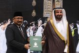 Menag menerima dokumen MoU penyelenggaraan ibadah haji 1444 H/2023 M