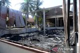 Sejumlah siswa mengamati asrama mereka  yang terbakar di komplek Sekolah Menengah Atas Negeri  (SMAN) Modal Bangsa, di Desa Cot Geundreut, Kecamatan Blang Bintang, kabupaten Aceh Besar, Aceh, Senin (9/1/2023). Tiga unit bangunan asrama siswa dalam komplek SMAN Modal Bangsa itu terbakar dan diduga akibat korsleting listrik menghanguskan sebagian barang perabotan siswa dan tidak ada korban jiwa dalam musibah tersebut. ANTARA FOTO/Ampelsa.