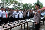 Kapolresta Pontianak Kombes Pol Adhe Hariadi (kanan) berbicara kepada sejumlah petugas kepolisian saat giat pemeriksaan senjata api di Polresta Pontianak, Kalimantan Barat, Senin (9/1/2023). Pemeriksaan yang meliputi pengecekan peluru, kebersihan senjata api hingga kelengkapan surat ijin tersebut merupakan salah satu upaya untuk mengantisipasi penyalahgunaan senpi di jajaran Polresta Pontianak. ANTARA FOTO/Jessica Helena Wuysang.