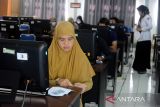 Peserta mengikuti seleksi ujian tulis  berbasis Computer Assisted Test (CAT) calon Panitia Pemungutan Suara (PPS) di Banda Aceh, Aceh, Senin (9/1/2023). Komisi Independen Pemilihan (KIP) Kota Banda Aceh menyatakan kegiatan seleksi ujian tulis yang berlangsung hingga Selasa (10/1/2023 itu diikuti sebanyak 1.035 peserta dengan kouta penerimaan sebanyak 270 tenaga PPS pada pelaksanaan pemilu 2024. ANTARA FOTO/Ampelsa.