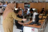 Petugas Komisi Independen Pemilihan (KIP) memeriksa kesiapaan peralatan komputer peserta saat mengikuti seleksi ujian tulis berbasis Computer Assisted Test (CAT) calon Panitia Pemungutan Suara (PPS) di Banda Aceh, Aceh, Senin (9/1/2023). Komisi Independen Pemilihan (KIP) Kota Banda Aceh menyatakan kegiatan seleksi ujian tulis yang berlangsung hingga Selasa (10/1/2023 itu diikuti sebanyak 1.035 peserta dengan kouta penerimaan sebanyak 270 tenaga PPS pada pelaksanaan pemilu 2024. ANTARA FOTO/Ampelsa.