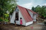 Dua anak bermain di depan tempat darurat hunian sementara di Kampung Surupan, Desa Sukawangi, Kabupaten Cianjur, Jawa Barat, Senin (9/1/2023). Pemerintah Provinsi Jawa Barat melalui Jabar Quick Response membangun 20 tempat darurat untuk hunian sementara bagi warga terdampak gempa bumi di kawasan tersebut. ANTARA FOTO/Raisan Al Farisi/agr