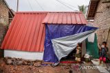 Dua orang anak bermain di depan tempat darurat hunian sementara di Kampung Surupan, Desa Sukawangi, Kabupaten Cianjur, Jawa Barat, Senin (9/1/2023). Pemerintah Provinsi Jawa Barat melalui Jabar Quick Response membangun 20 tempat darurat untuk hunian sementara bagi warga terdampak gempa bumi di kawasan tersebut. ANTARA FOTO/Raisan Al Farisi/agr