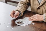 Main puzzle dan belajar bahasa bisa cegah demensia frontotemporal