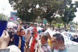 Pertanyakan hak, korban gempa Talamau unjuk rasa ke kantor bupati