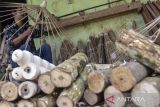Perajin membuat payung pengantin di Desa Margaluyu, Kecamatan Manonjaya, Kabupaten Tasikmalaya, Jawa Barat, Selasa (10/1/2023). Pemerintah mengalokasikan bantuan senilai Rp45,8 triliun untuk mendukung Usaha Mikro Kecil dan Menengah (UMKM) dalam menghadapi berbagai gejolak pada tahun 2023. ANTARA FOTO/Adeng Bustomi/agr