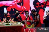 Ketum PDIP Megawati serahkan nasi tumpeng kepada Jokowi