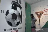  Pengunjung melihat karya mural yang digambar di ruang pameran seni rupa jalanan bertajuk 