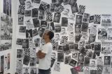  Pengunjung melihat karya kolase poster yang dipajang dalam pameran seni rupa jalanan bertajuk 