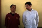 Narapidana Lapas Kelas IIB Pangkalan Bun Ruslan (kiri) dikawal petugas kepolisian saat dihadirkan dalam rilis kasus di Polresta Pontianak, Kalimantan Barat, Senin (9/1/2023). Polresta Pontianak mengamankan narapidana Lapas Kelas IIB Pangkalan Bun, Kalimantan Tengah bernama Ruslan (39 tahun) yang kabur dari penjara dengan cara menjebol dinding tahanan sejak Minggu (4/12/2022) dan tertangkap saat melakukan aksi pencurian celana panjang di pusat perbelanjaan di Pontianak, Kalimantan Barat pada Minggu (8/1/2023). ANTARA FOTO/Jessica Helena WuysangANTARA FOTO/JESSICA HELENA WUYSANG (ANTARA FOTO/JESSICA HELENA WUYSANG)