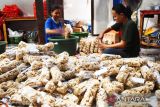 Perajin mengemas jajanan tradisional kue manco di Tambakmas, Kebonsari, Kabupaten Madiun, Jawa Timur, Rabu (11/1/2023). Kue manco berbahan dasar tepung beras ketan, gula tebu dengan toping wijen, kacang tanah atau beras ditawarkan dengan harga Rp60 ribu hingga Rp80 ribu per kilogram, dan dalam kemasan plastik  kecil ditawarkan dengan harga antara Rp6.000 hingga hingga Rp8.000 per kemasan. Antara Jatim/Siswowidodo
