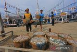 Nelayan mengangkat ikan hasil tangkapan di Pelabuhan Dadap, Juntinyuat, Indramayu, Jawa Barat, Rabu (11/1/2023). Kementerian Kelautan dan Perikanan (KKP) mencatat Penerimaan Negara Bukan Pajak (PNBP) sektor perikanan tangkap sebesar Rp1,26 triliun atau naik 61 persen dari tahun sebelumnya sebesar Rp784 miliar. ANTARA FOTO/Dedhez Anggara/agr