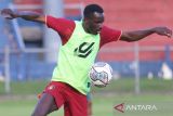 Pesepak bola baru Persik Kediri asal Portugal Flavio Silva melakukan latihan perdananya di Stadion Brawijaya, Kota Kediri, Jawa Timur, Selasa (10/1/2023). Pemain asing Persik Kediri yang pernah memperkuat timnas Portugal U-19 tersebut sebagai striker untuk memperkuat tim guna mengikuti putaran kedua kompetisi Liga 1. ANTARA j
Jatim/Prasetia Fauzani/zk 