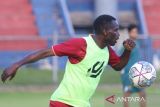 Pesepak bola baru Persik Kediri asal Portugal Flavio Silva melakukan latihan perdananya di Stadion Brawijaya, Kota Kediri, Jawa Timur, Selasa (10/1/2023). Pemain asing Persik Kediri yang pernah memperkuat timnas Portugal U-19 tersebut sebagai striker untuk memperkuat tim guna mengikuti putaran kedua kompetisi Liga 1. ANTARA Jatim/Prasetia Fauzani/zk 