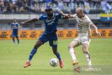 Pesepak bola Persib Bandung Igbonefo (kiri) menghadang laju pesepak bola Persija Jakarta Michael Krmencik (kanan) saat pertandingan BRI Liga 1 di Stadion Gelora Bandung Lautan Api, Bandung, Jawa Barat, Rabu (11/1/2023). ANTARA FOTO/M Agung Rajasa/agr