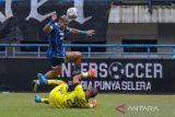 Pesepakbola Persib Bandung Ciro Alves (kiri) berusaha melewati penjaga gawang Persija Jakarta Andritany (kanan) saat menjalani laga tunda BRI Liga 1 di Stadion Gelora Bandung Lautan Api, Bandung, Jawa Barat, Rabu (11/1/2023). Hingga turun minum, skor semantara imbang 0-0. ANTARA FOTO/Raisan Al Farisi/agr