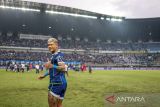 Pesepak bola Persib Bandung Ciro Alves memberikan jempol usai bertanding melawan Persija Jakarta pada  laga tunda BRI Liga 1 di Stadion Gelora Bandung Lautan Api, Bandung, Jawa Barat, Rabu (11/1/2023). Persib Bandung menang atas Persija Jakarta dengan skor 1-0. ANTARA FOTO/Raisan Al Farisi/agr