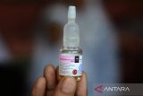 Petugas kesehatan bersiap memberikan vaksin polio tetes (Oral Poliomyelitis Vaccine) kepada murid sekolah Madrasah Ibtidaiyah Negeri (MIN) 1 Banda Aceh, di Desa Ateuk Pahlawan, Kecamatan Baiturrahman, Banda Aceh, Aceh, Kamis (12/1/2023). Pemerintah provinsi Aceh mencatat hingga awal Januari 2023, pelaksanaan imunisasi polio di daerah itu sudah mencapai 89 persen dari yang target sebanyak 1,2 juta anak. ANTARA FOTO/Ampelsa.
