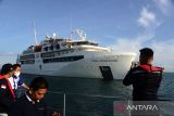 Petugas Kesatuan Penjagaan Laut dan Pantai (KPLP) bersama tim medis karantina pelabuhan menyambut kedatangan kapal pesiar MV Coral Geographer saat kedatangan di perairan Ulee Lheue, Banda Aceh, Aceh, Sabtu (14/1/2023). Kunjungan kapal pesiar MV Coral Geographer berbendera Australia yang mengangkut sebanyak 48 wisatawan dan 40 kru itu, merupakan kunjungan perdana dari rencana delapan kapal pesiar yang akan berkunjung ke Aceh pada tahun 2023. ANTARA FOTO/Ampelsa