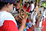 Warga membersihkan patung di Vihara Dharmayana, Kuta, Badung, Bali, Minggu (15/1/2023). Sejumlah persiapan seperti mencuci patung dewa dewi, pembersihan bangunan vihara serta pemasangan lampion dilakukan warga etnis Tionghoa di kawasan itu untuk menyambut perayaan Tahun Baru Imlek 2574 Kongzili. ANTARA FOTO/Fikri Yusuf/nym.