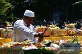 Umat Hindu melakukan persiapan persembahyangan bersama saat Hari Raya Kuningan di Pura Sanggha Bhuwana Magetan, Jawa Timur, Sabtu (14/1/2023). Ratusan umat Hindu dari sejumlah daerah di Magetan dan sekitarnya melakukan persembahyangan pada Hari Raya Kuningan yang merupakan rangkaian dari Hari Raya Galungan yaitu perayaan kemenangan Dharma (kebenaran) melawan Adharma (kejahatan) di pura tersebut. ANTARA Jatim/Siswowidodo/zk