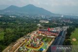 Foto udara kawasan wisata Jatinangor National Flower Park di Jatinangor, Kabupaten Sumedang, Jawa Barat, Minggu (15/1/2023). Menteri Pariwisata dan Ekonomi Kreatif Sandiaga Uno menargetkan jumlah kunjungan wisatawan mancanegara (wisman) pada 2023 dapat tercapai 7,4 juta dan wisatawan nusantara mencapai 1,2 - 1,4 miliar pergerakan. ANTARA FOTO/Raisan Al Farisi/agr